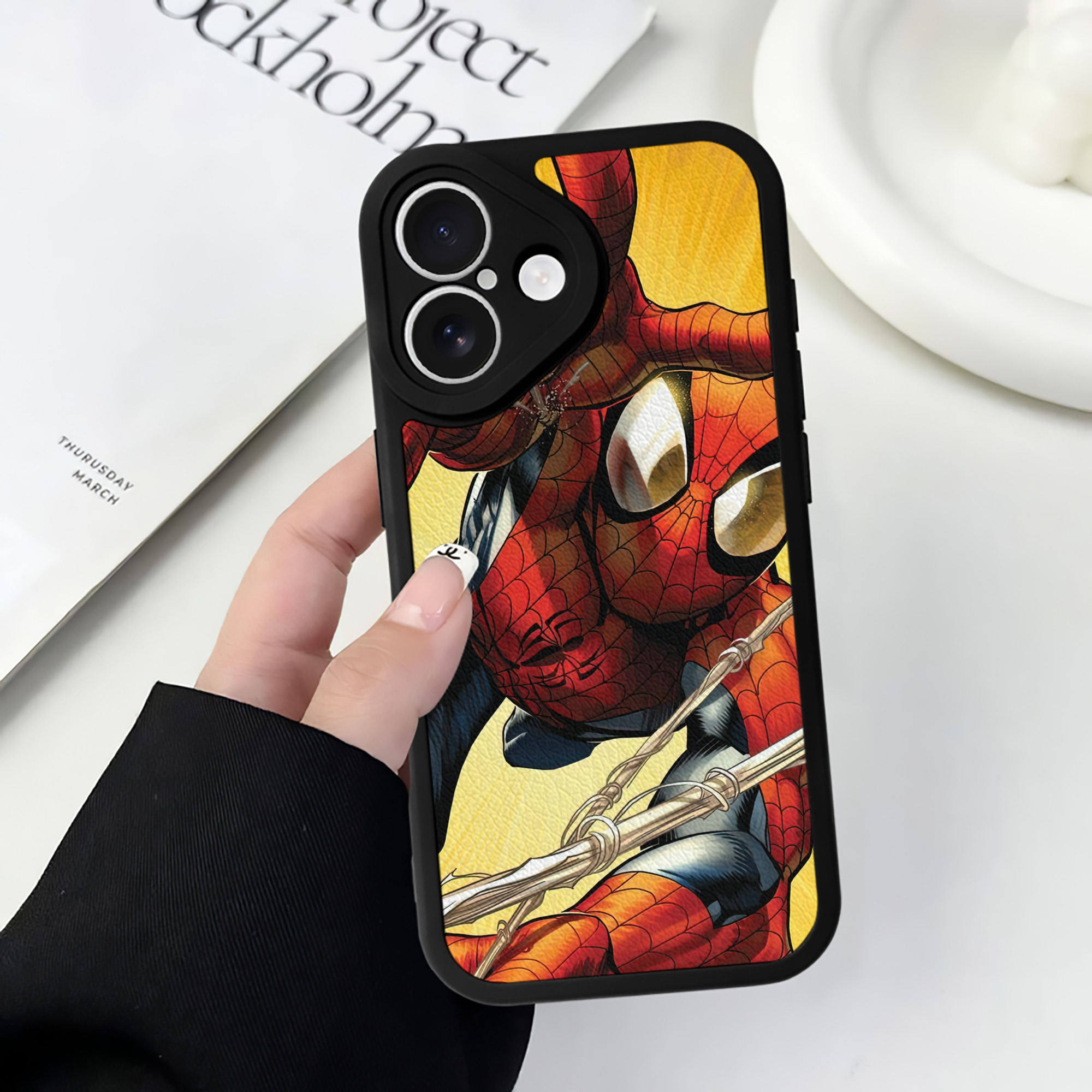 （画像用） Spider Man スパイダーマン 【iPhone 16シリーズ対応】シリコンスマホケース（レザー調） 材質：シリコン